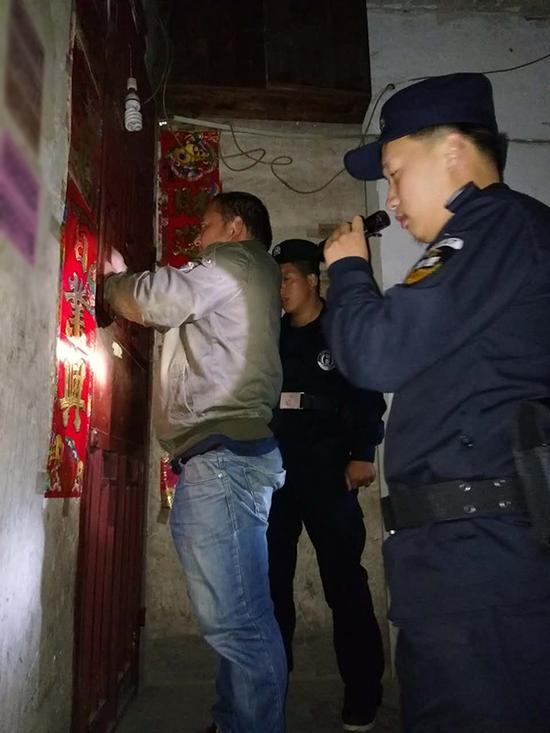 昌都地区粗心妈妈误将幼女锁家中 